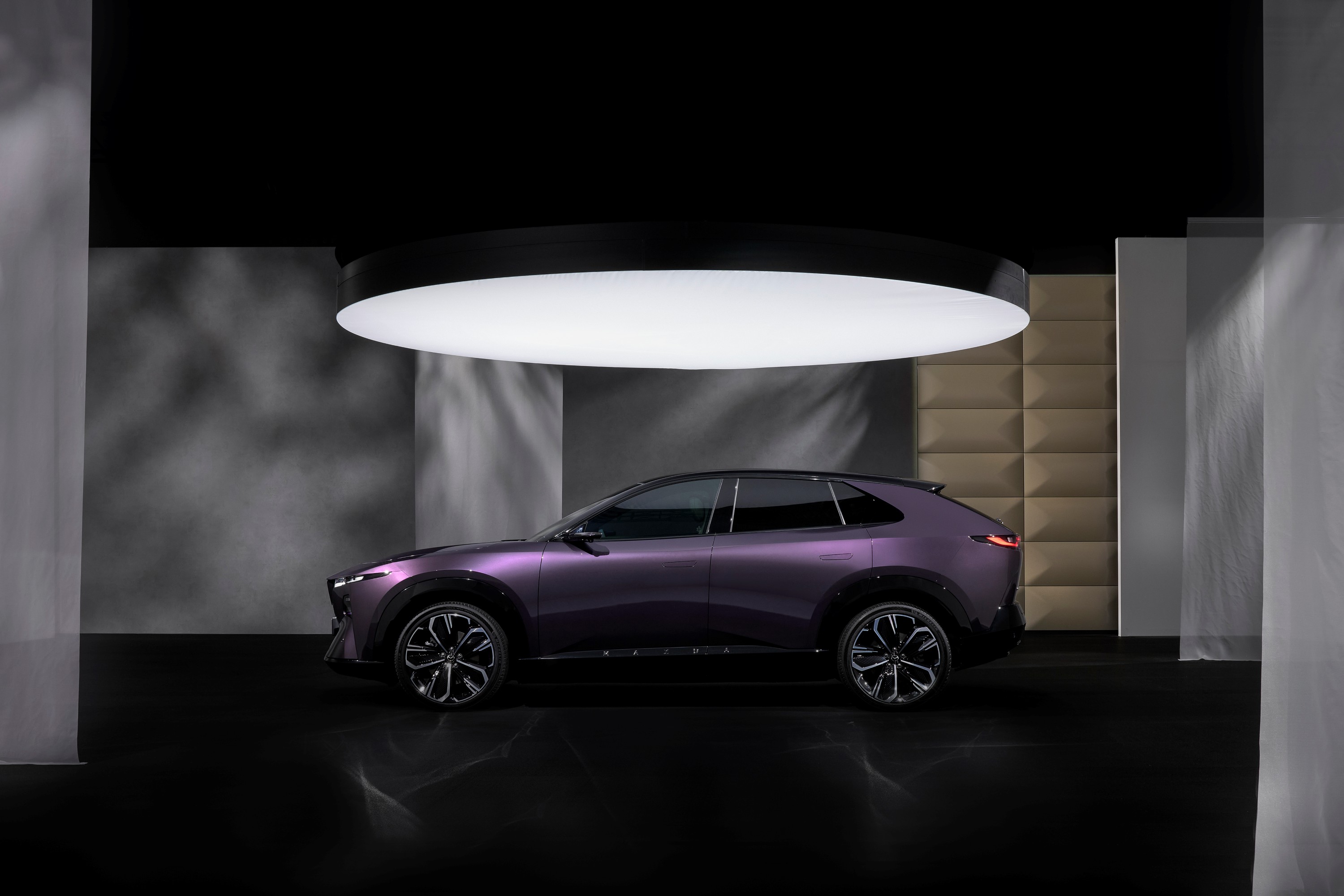 Mazda CX-6e exterior (2)