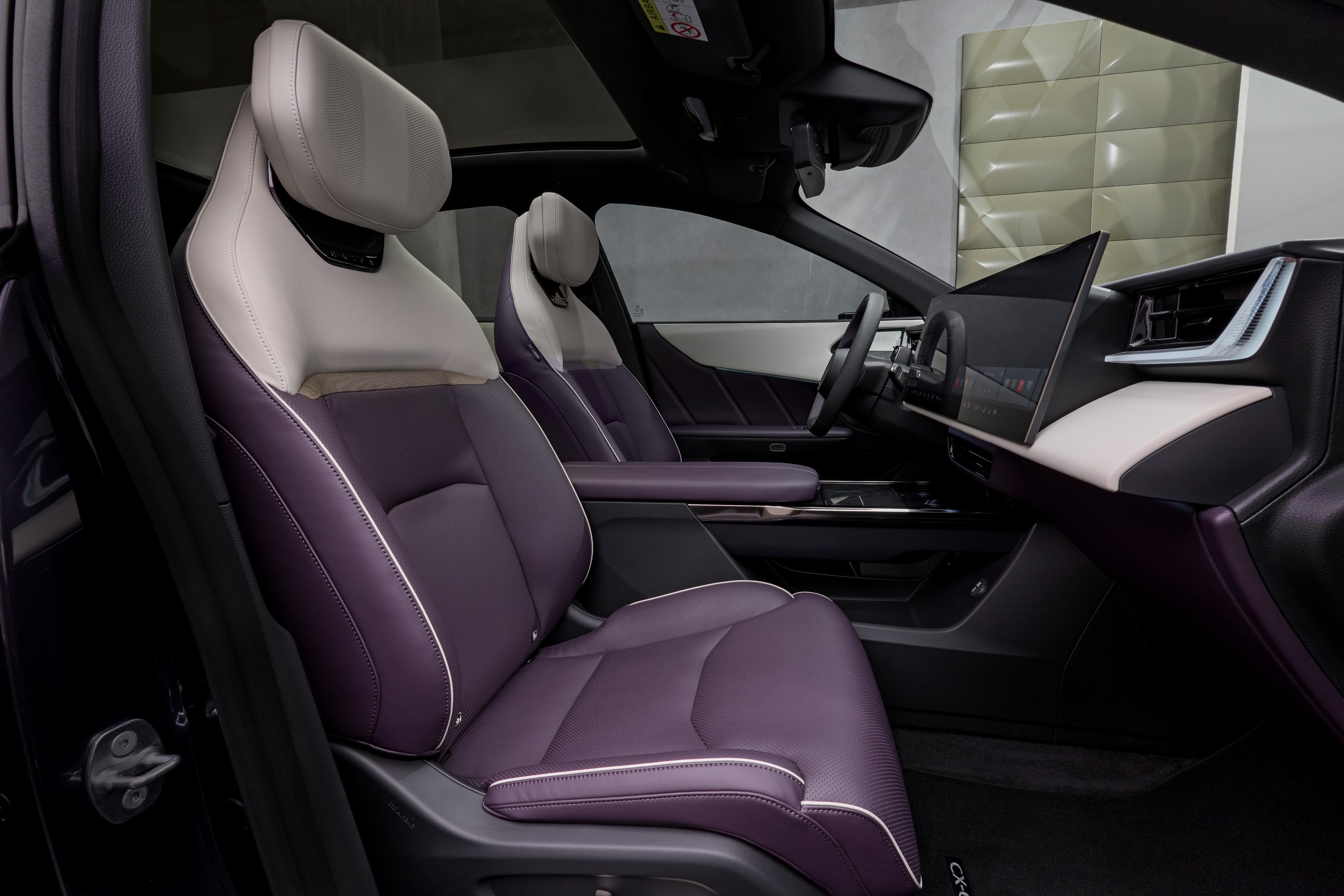 Mazda CX-6e interior (3)